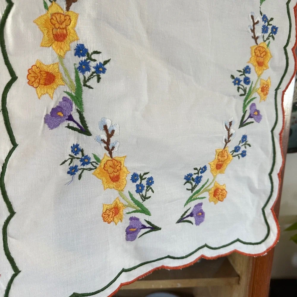 Vtg Embroidered White Floral Table Runner Scalloped Edge Iris 34x16 Cottagecore